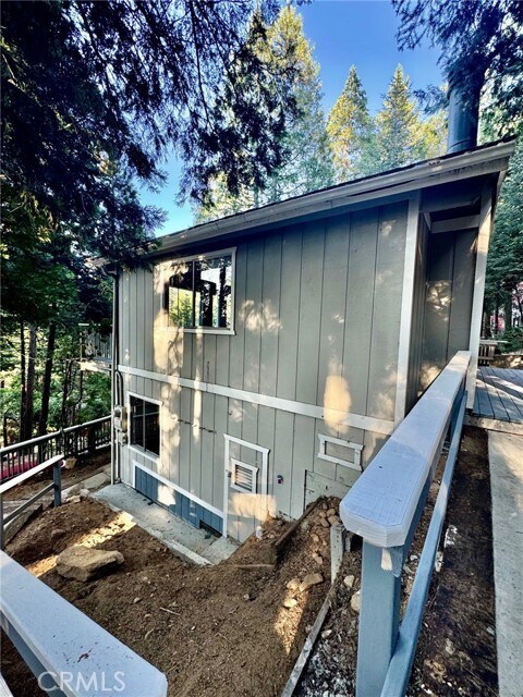 Building Photo - 24011 Lakeview Dr