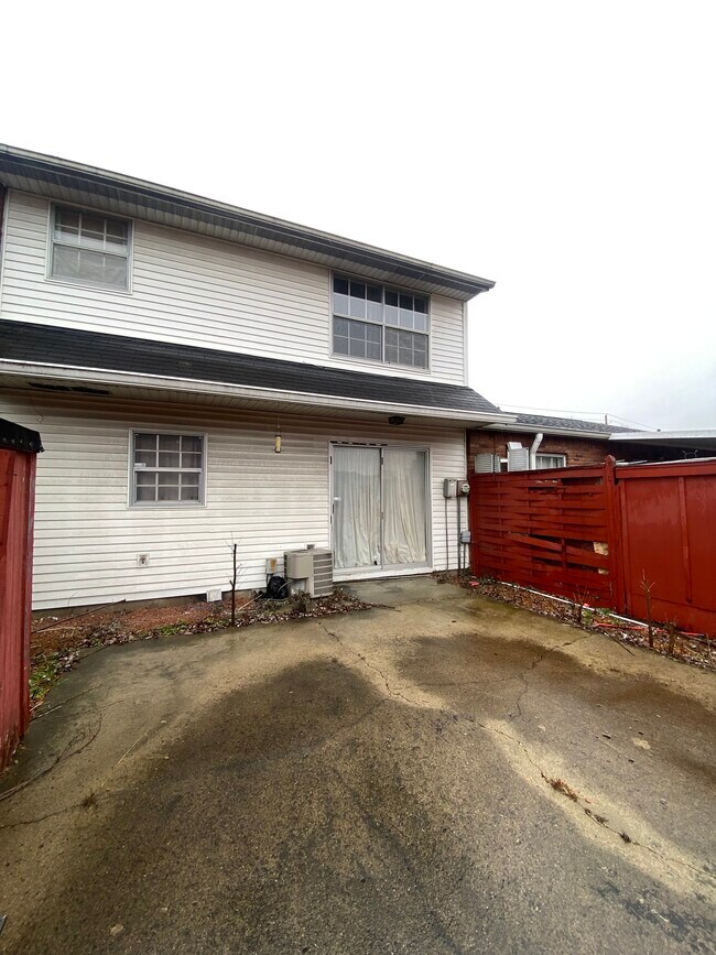 Building Photo - 704 E Thompson Rd