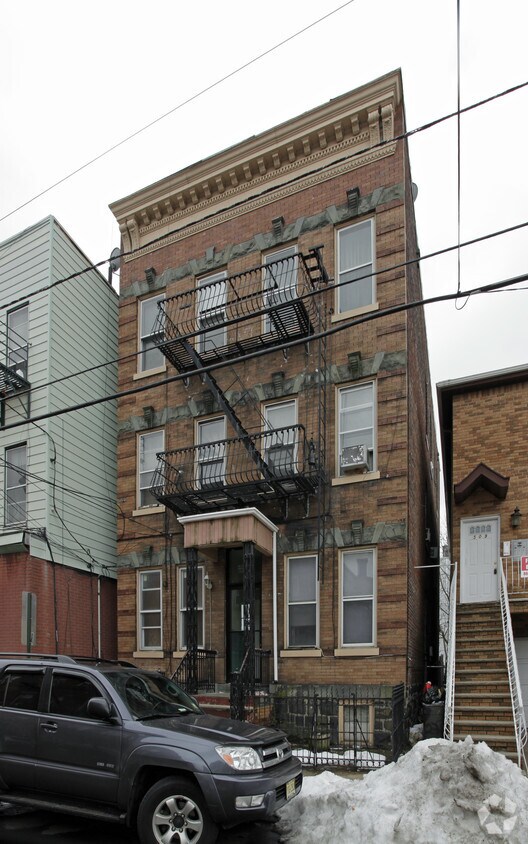 Building Photo - 507 27th St