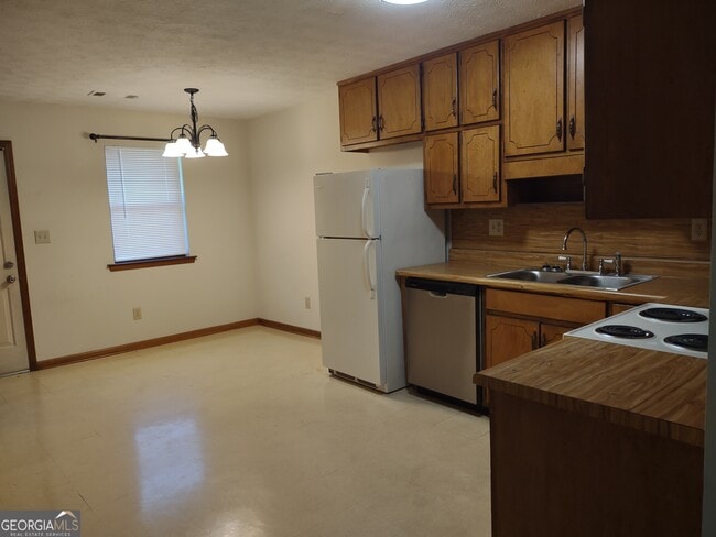 Building Photo - 8457 Pineland Dr
