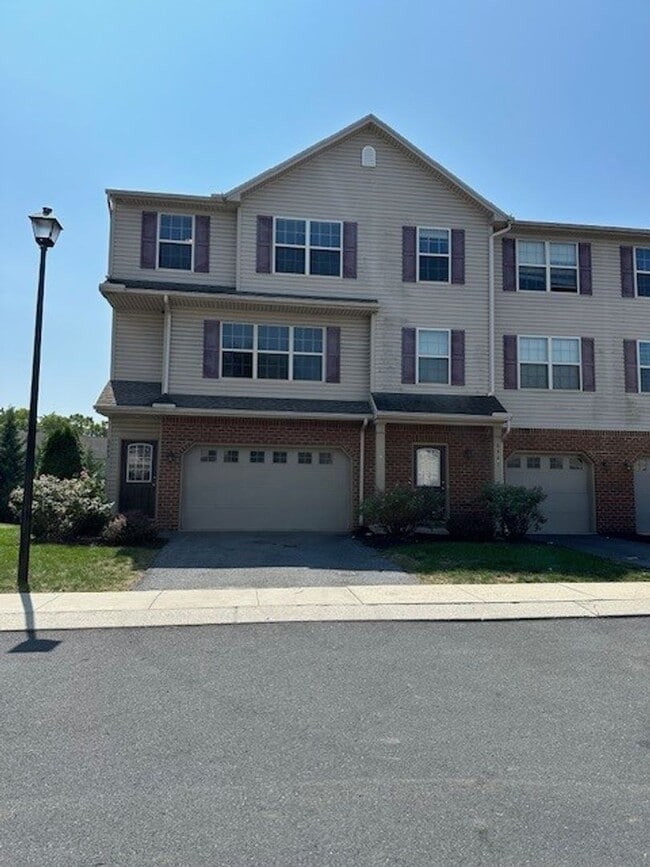 Building Photo - 6443 Creekbend Dr
