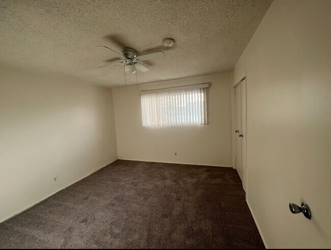 Building Photo - 1104 W 39th Pl