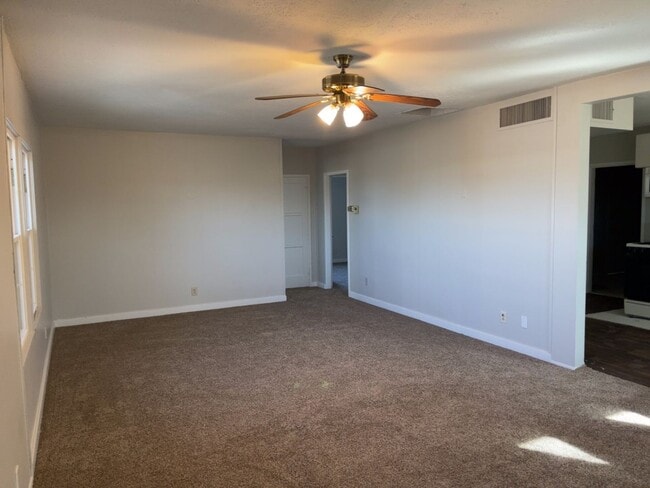 Building Photo - Henderson - 3 Bedrooms - 1 Baths - Corner Lot