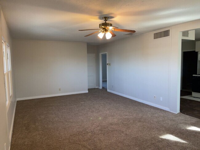 Foto del edificio - Henderson - 3 Bedrooms - 1 Baths - Corner Lot