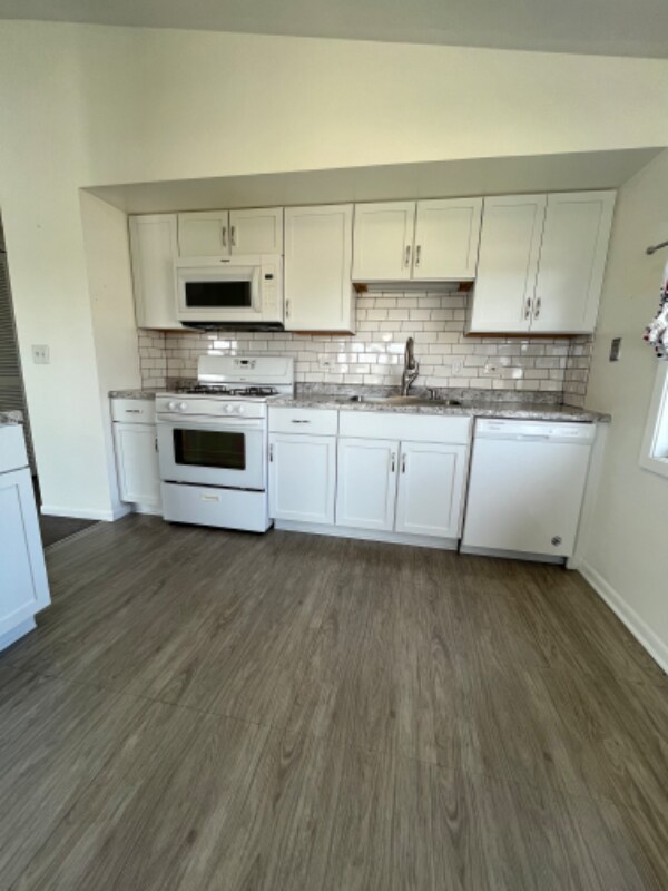 Foto del edificio - 5820 Wilshire Ct