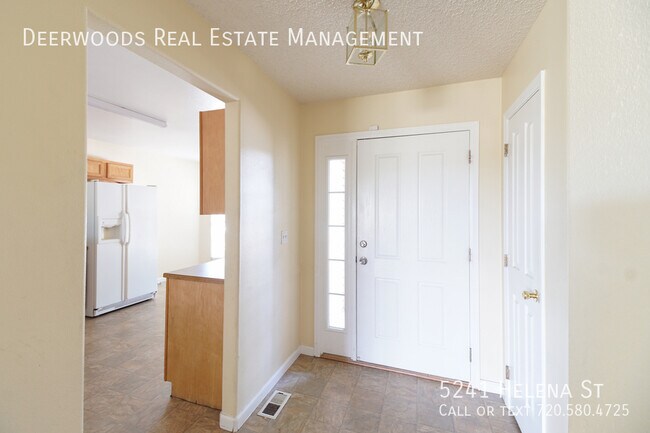 Building Photo - 4 Bed / 2 Bath - 2 Car Garage, Private Yar...