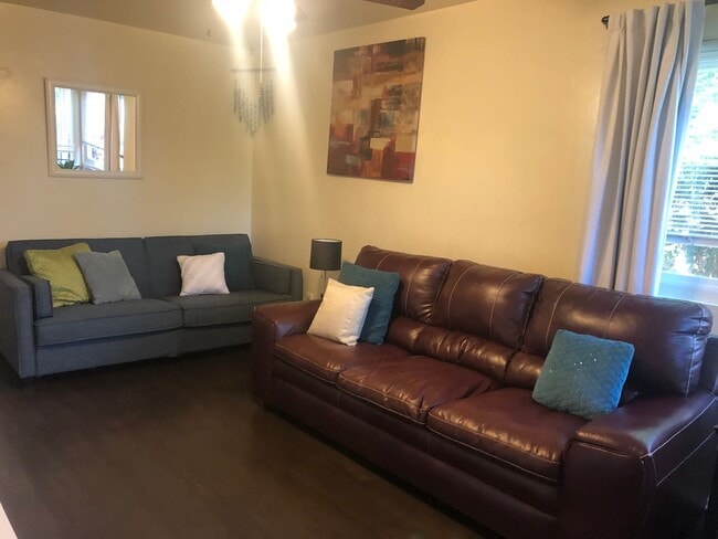 Building Photo - Charming 2 BD, 1 BA Home w/ Spacious Backy...