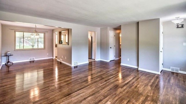 Foto del edificio - Stunning Shaler Township Pool Home