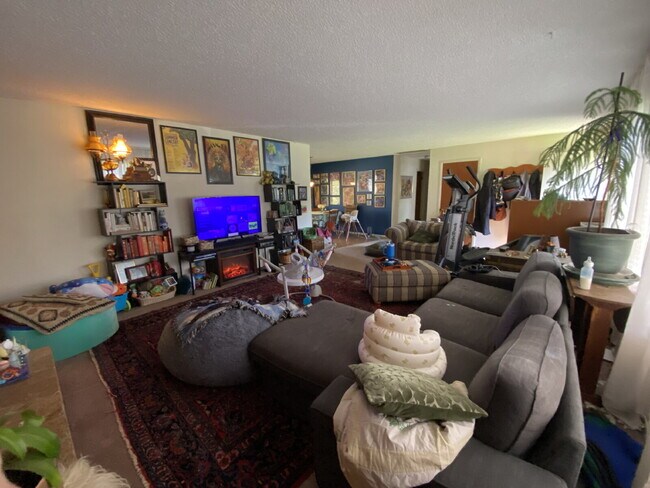 Building Photo - Massive Fenced Yard, Spacious 3BR Near Hospital, Shopping & Waterfront in Prime Bellingham Location