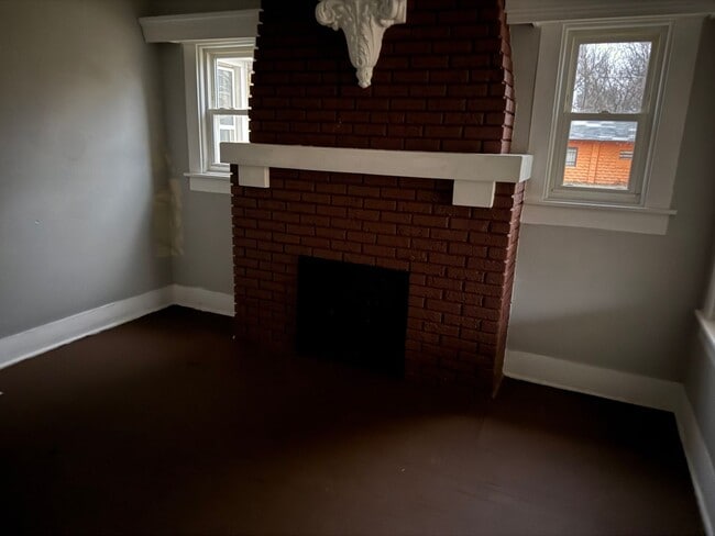 Building Photo - Cozy 2 BR/1 BA with fireplace/full basement!