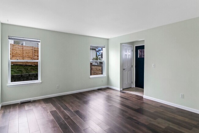 Building Photo - 4 Bedroom 2.5 Bathroom - Redwing - Pet Fri...