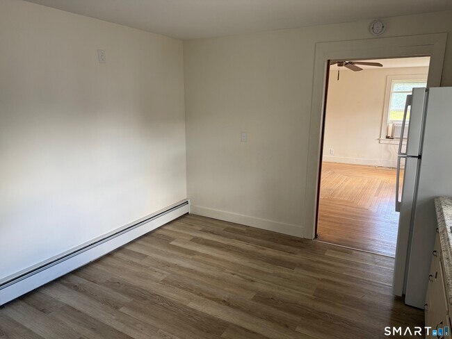 Foto del edificio - 82 Mountain Rd