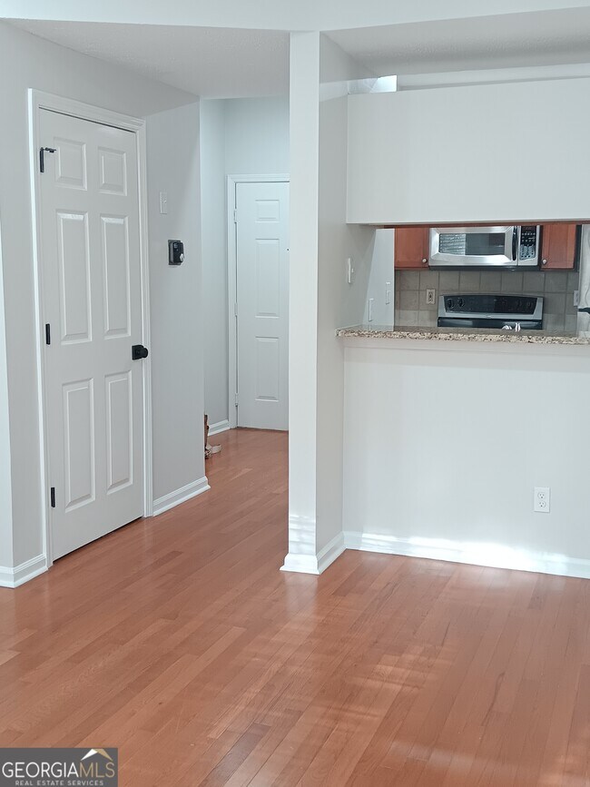 Building Photo - 1250 Parkwood Cir SE