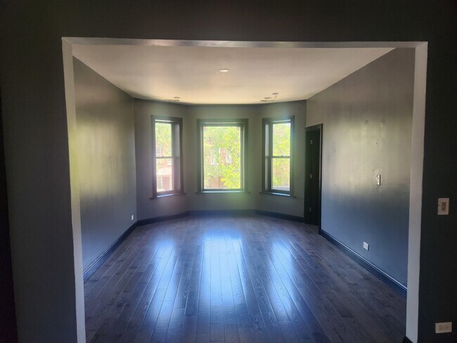 Building Photo - 4441 W Van Buren St