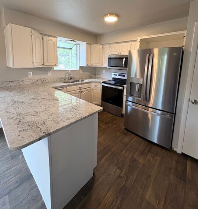 Building Photo - 5 Bed / 3 Bath Townhome in Murray!