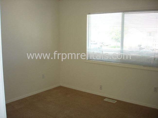 Building Photo - 2 Bed/1 Bath Townhome - W/D Included