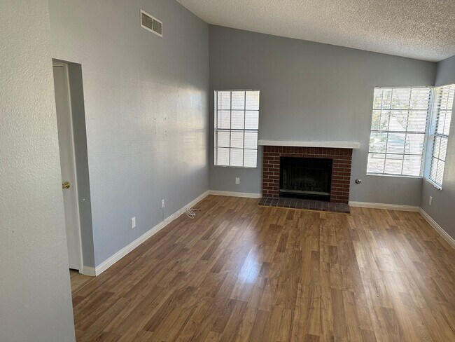 Foto del edificio - 2 br, 2 bath House - 4678 Denwood Dr.