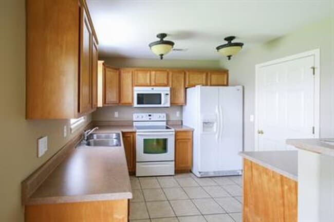 Building Photo - Beautiful 4 bedrooms house in Bentonville!