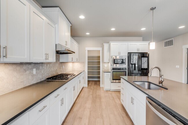 Building Photo - Beautiful 4 Bed, 3 Bath Rental Home in She...