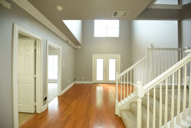 Foto del edificio - Two story townhome with rooftop patio!