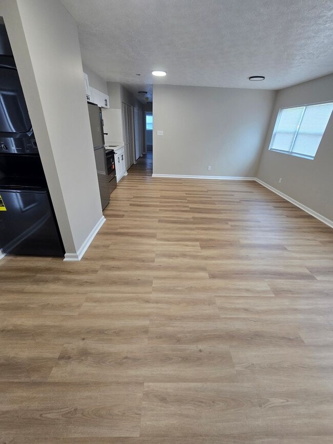 Building Photo - Welcome Home to Bellagio South Living: Where Comfort Meets Convenience