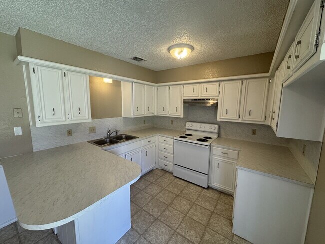 Foto del edificio - Duplex West Of Milwaukee & Minutes From Shadow Hills Golf Course!
