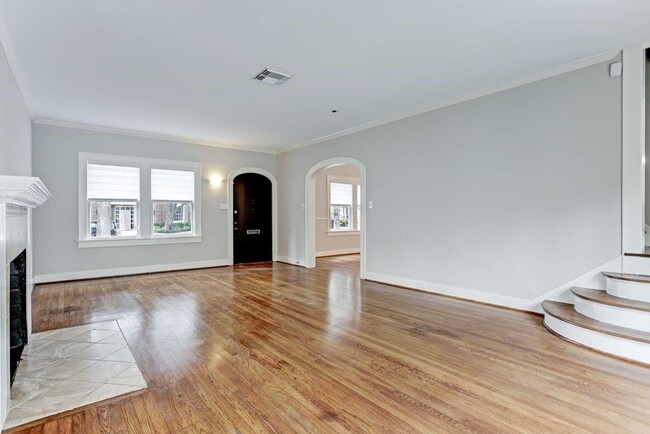 Building Photo - 2208 Robinhood St