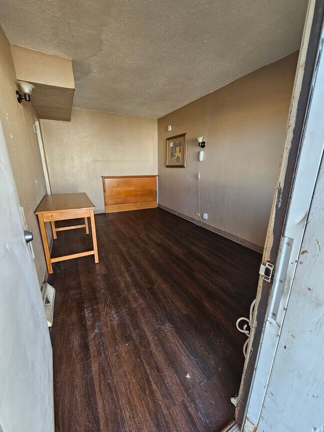 Building Photo - 2500 E 10th St