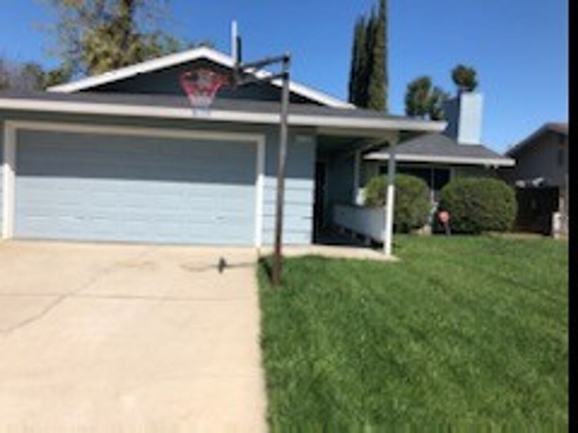 Primary Photo - Modesto, 3 bedroom 2 bathroom with a 2 car...