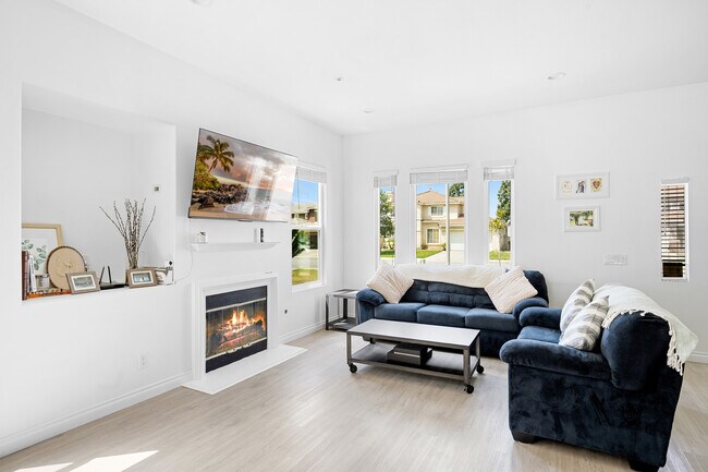 Building Photo - 6757 Royal Crest Ct