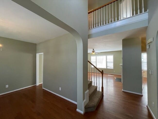 Building Photo - Amazing Hillsborough Home!