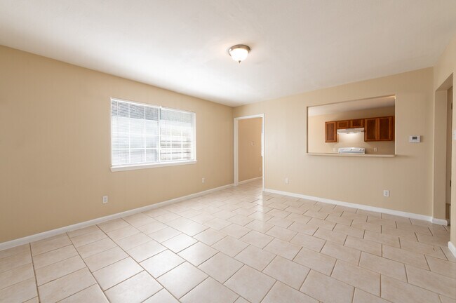 Building Photo - 7300 Twin Crest Dr