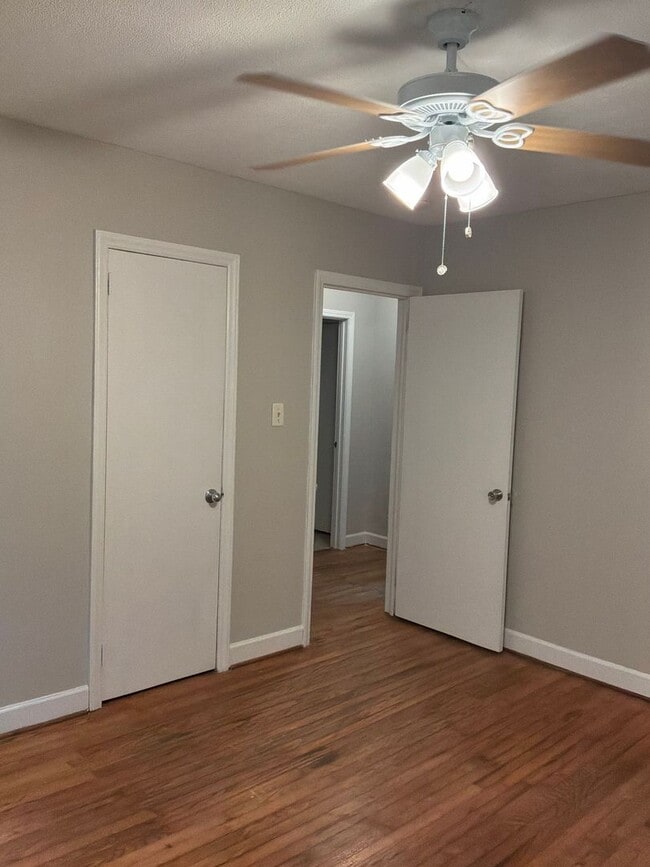 Building Photo - 803 Circle View Dr
