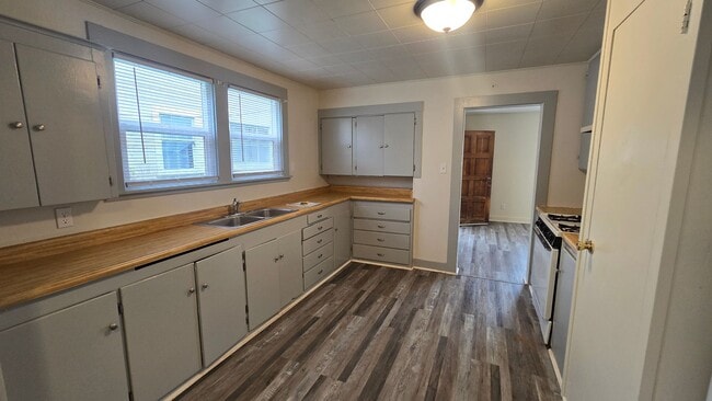 Building Photo - 19 W 14th St