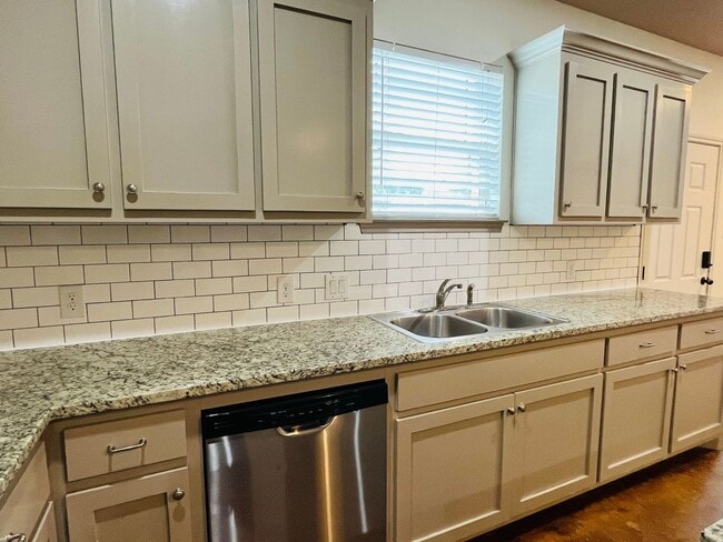Building Photo - * MOVE IN SUMMER 6/16/2027 * 5 Bed 3.5 Bat...