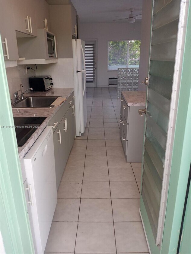 Foto principal - 6490 Collins Ave