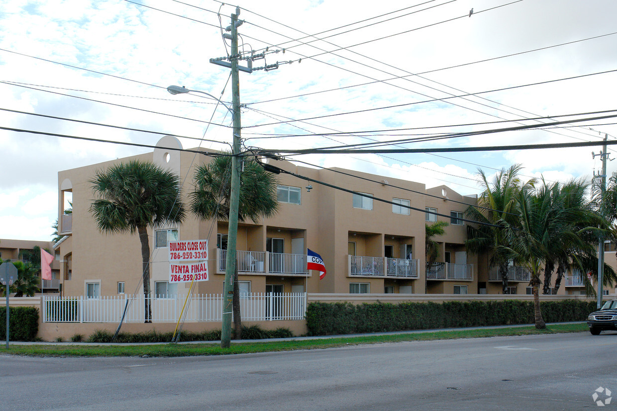 Building Photo - El Paraiso at Hialeah