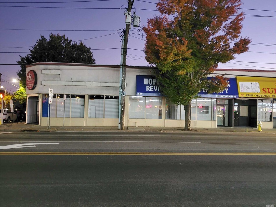 Foto principal - 907 Hempstead Turnpike