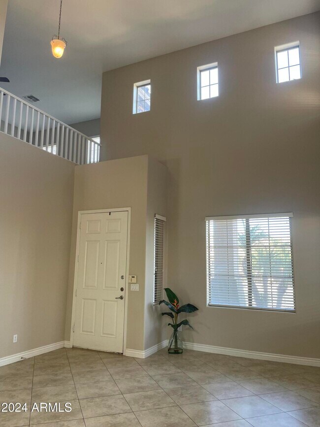 Foto del edificio - 2181 E Iris Dr