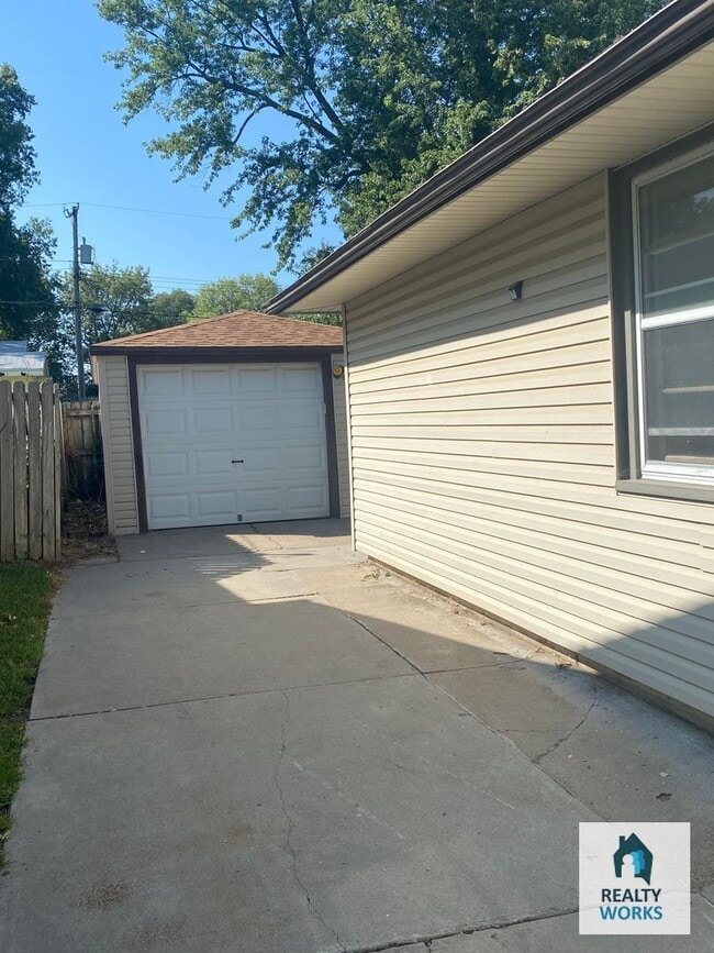 Building Photo - Nice South Lincoln 3 Bedroom Home