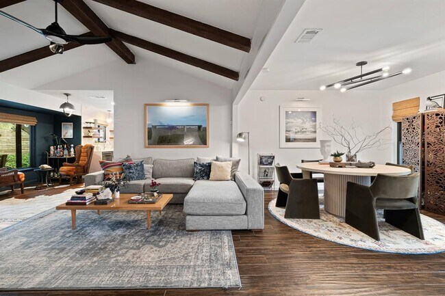Foto del edificio - 6903 Whispering Oaks Dr
