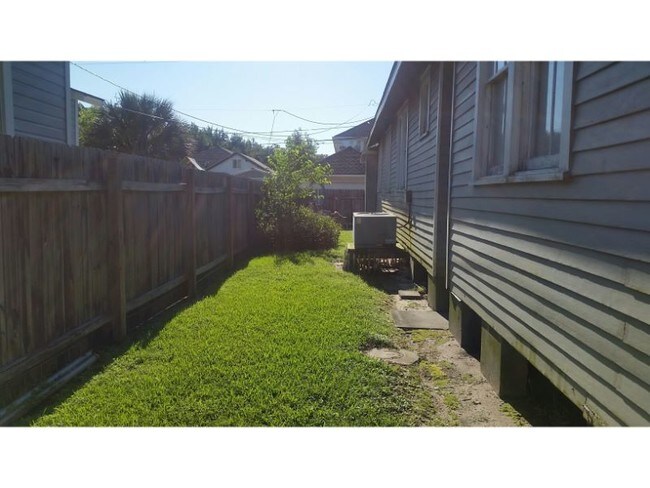 Foto del edificio - 5623 Woodlawn Pl