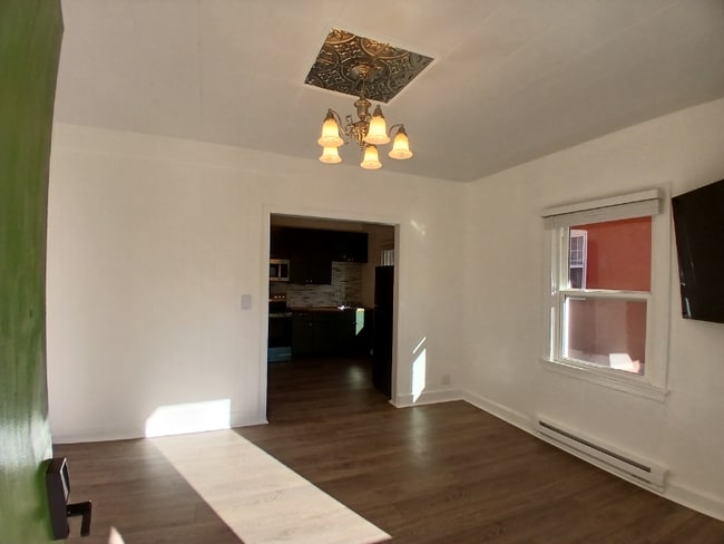 Building Photo - 402 S Chestnut St