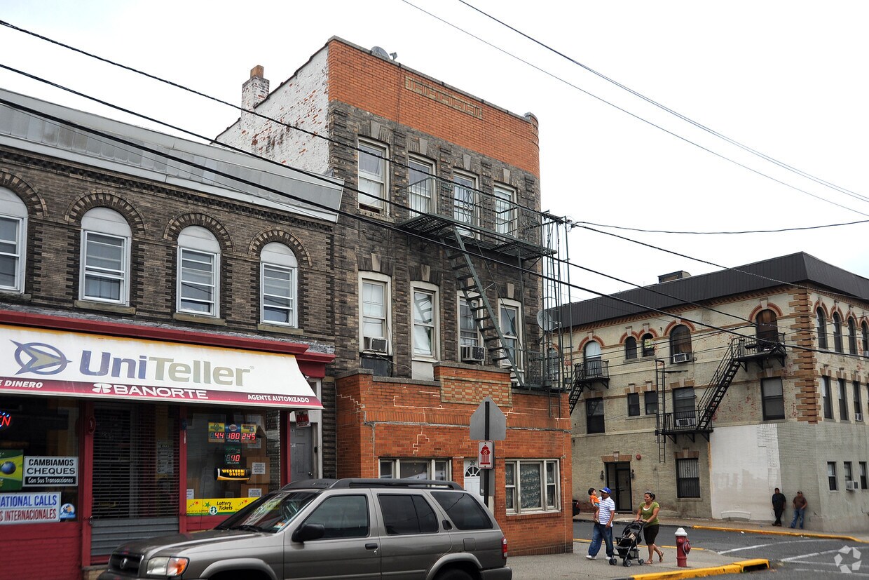 Building Photo - 261 Walker St