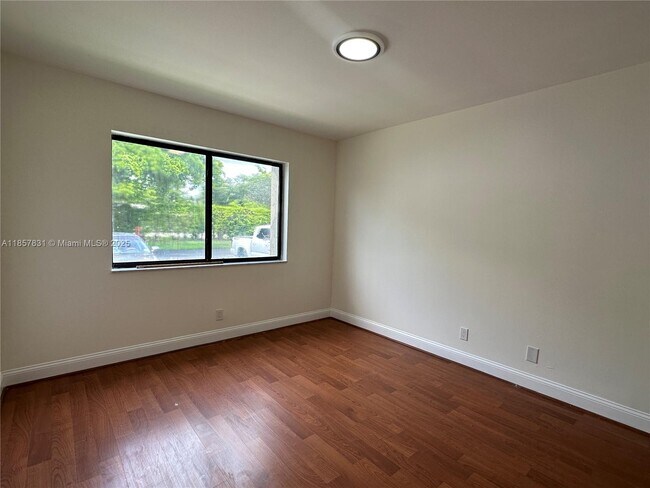 Building Photo - 458 Lakeview Dr