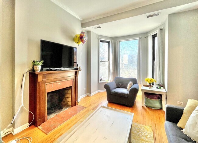 Foto del edificio - Spacious 2 bd/1 bath Condo in Lincoln Park!