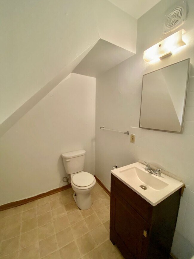 Foto del edificio - Four Bedroom, Two Full Bathroom - Steps to EMU's Campus