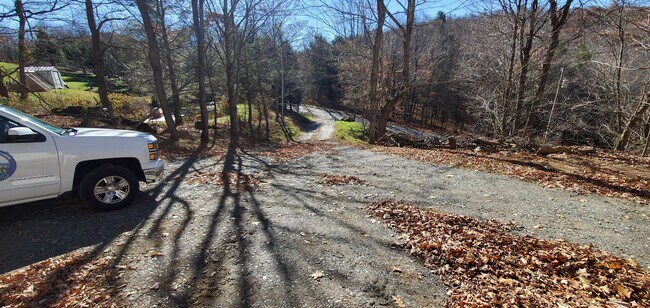 Foto del edificio - 2bd/1ba Upstairs Duplex Off Howard's Creek