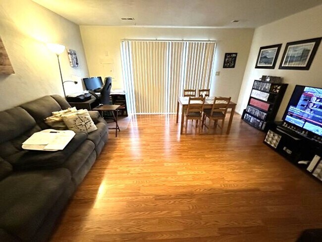 Foto del edificio - 2 bedroom/1.5 bathroom- The Midlands