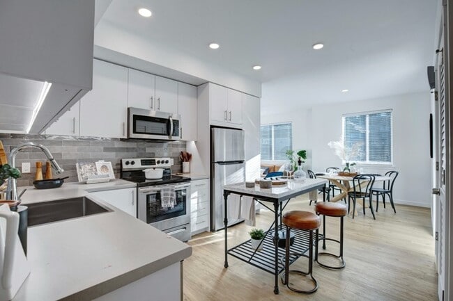 Building Photo - z-051926-Martingale Apartments